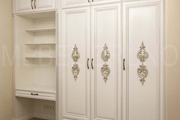 Наша работа №255/24 — Встроенный шкаф на заказ с рабочей зоной в